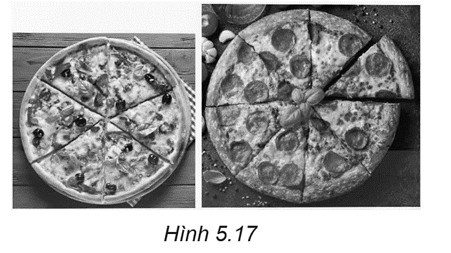 Có hai chiếc bánh pizza hình tròn (H.5.17). Chiếc bánh thứ nhất có đường kính 16 cm được cắt thành 6 miếng đều nhau có dạng hình quạt tròn. Chiếc bánh thứ hai có đường kính 18 cm được cắt thành 8 miếng đều nhau có dạng hình quạt tròn. Hãy so sánh diện tích bề mặt của hai miếng bánh cắt ra từ chiếc bánh thứ nhất và thứ hai.   (ảnh 1)