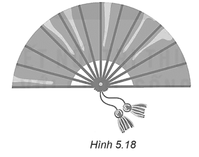 Một chiếc quạt giấy khi xòe ra có dạng nửa hình tròn bán kính 2,2 dm như Hình 5.18. Tính diện tích phần giấy của chiếc quạt, biết rằng khi gấp lại, phần giấy có chiều dài khoảng 1,6 dm (làm tròn kết quả đến hàng phần trăm của dm2).   (ảnh 1)