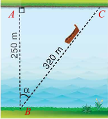 Một khúc sông rộng khoảng  250  m. Một con đò chèo qua sông bị dòng nước đẩy xiên nên phải chèo khoảng  320  m mới sang được bờ bên kia. Giả sử dòng nước đã đẩy con đò đi lệch một góc  α  (hình vẽ). (ảnh 1)