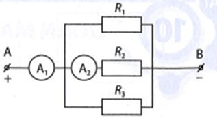 Cho sơ đồ đoạn mạch điện AB như hình bên.   Biết R1 = 20Ω, R2 = 100 Ω, R3 = 40 Ω và các ampe kế có điện trở không đáng kể. (ảnh 1)