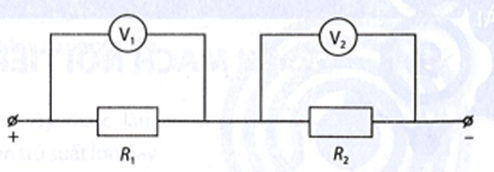 Cho sơ đồ đoạn mạch điện như hình bên.  Biết R1 = 4 Ω , R2 = 6Ω. Vôn kế nào có số chỉ lớn hơn? Vì sao? (ảnh 1)