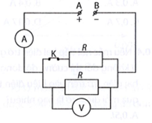 Trong đoạn mạch điện ở hình bên, hai điện trở là giống nhau, công tắc điện K đang ở trạng thái đóng và hiệu điện thế UAB của (ảnh 1)