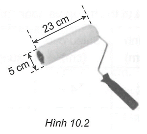 Một trục lăn sơn có dạng hình trụ, đường kính của đường tròn đáy bằng 5 cm, chiều dài (ảnh 1)