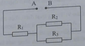 Cho mạch điện như hình vẽ  Với: R1 = 30  ; R2 = 15  ; R3 = 10  và UAB = 24 V.  a) Tính điện trở tương đương của mạch.  b) Tính cường độ dòng điện qua mạch.  c) Tính điện năng của mạch trong 12 phút. (ảnh 1)