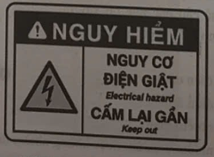 Gần các cột điện cao thế thường có biển báo bên dưới. Em hãy cho biết ý nghĩa của tấm biển này. (ảnh 1)