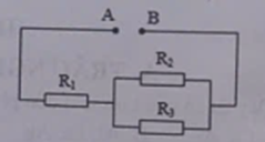 Cho mạch điện như hình sau. Biết Rı = R2 = 20  ; Hiệu điện thế nguồn là 15 V. Cường độ dòng điện qua mạch là 0,5 A.   a) Tính giá trị tương đương của mạch và R3.  b) Tính điện năng tiêu thụ của Ri trong 30 phút.  (ảnh 1)