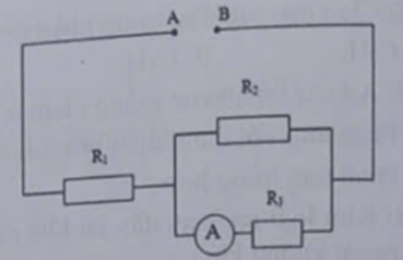 Cho mạch điện như hình bên. Biết Rı = 42  ; R2 = 20  ; R3 = 30  .   Cường độ dòng điện qua Ampe kế là 2 A. a) Tìm giá trị tương đương của mạch. b) Tìm hiệu điện thế nguồn. (ảnh 1)