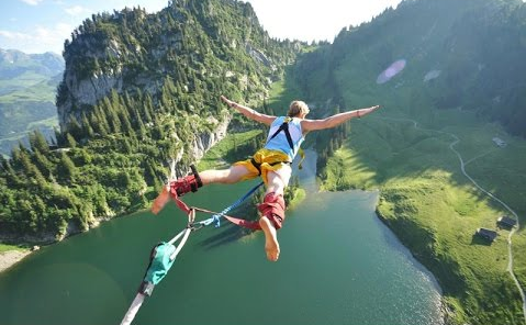 Hãy tìm độ cao của người nhảy bungee so với mặt nước biết rằng thời gian từ khi người đó nhảy đến khi chạm mặt nước là 9 giây. (ảnh 1)