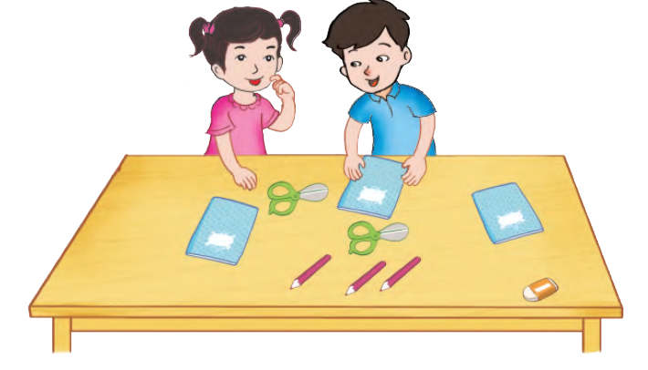 Có mấy chiếc kéo nằm trên mặt bàn?    (ảnh 1)