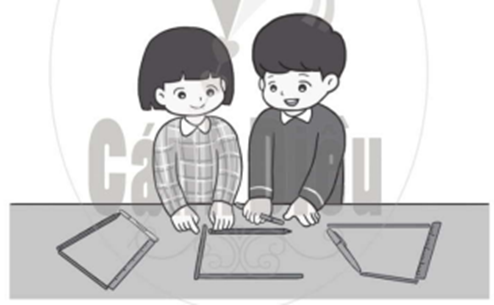Bài 4 trang 78 vở bài tập Toán lớp 2 Tập 1: Sử dụng các đồ vật có sẵn để xếp hình tứ giác. (ảnh 1)