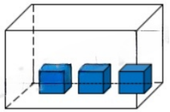 Các bạn trong Câu lạc bộ Khoa học đố nhau cùng giải một bài toán: Một thùng rỗng hình hộp chữ nhật dài 60 cm, rộng 50 cm, đặt trong đó 3 khối lập phương kim loại cạnh 10 cm (như hình vẽ). Sau đó đổ được vào thùng từ một vòi với tốc độ chảy 4 lít/phút thì sau 15 phút thùng đầy nước. Hỏi chiều cao của thùng là bao nhiêu centimet? (ảnh 1)