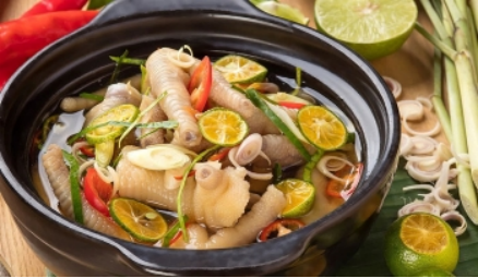 Hỗn hợp dưới đây bao gồm những thành phần nào? A. Ớt. B. Chân gà. C. Mộc nhĩ (nấm tai mèo). D. Sả. E. Cà chua. F. Rau cải. G. Quất (tắc). H. Nước mắm. (ảnh 1)