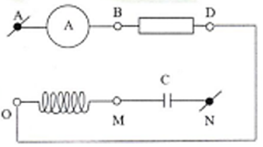 Cho một bảng lắp ráp mạch điện có các chốt cắm điện (A, B, D, O, M, N) như hình bên. Các linh kiện: một ampe kế có điện trở không đáng kể, một vôn kế có điện trở rất lớn, một đoạn dây dẫn có điện trở không đáng kể, một điện trở \(R = 50\Omega \), một tụ điện có điện dung \(C = \frac{{100}}{\pi }\mu F\) và một cuộn dây cảm thuần có độ tự cảm \({L_x}\) có thể thay đổi đượC. Ampe kế được cắm vào chốt A và B, điện trở R được cắm vào chốt B và D, đoạn dây dẫn điện được cắm vào chốt D và O, cuộn dây \({L_x}\) được cắm vào chốt O và M, tụ điện C được cắm vào chốt M và N. Cung cấp một điện áp xoay chiều \(u = 200\sqrt 2 \cos (100\pi t)(V)\), trong đó \(t\) tính bằng giây (s), vào hai chốt A và N. a. Vẽ sơ đồ mạch điện. Điều chỉnh để độ tự cảm của cuộn dây bằng \({L_x} = \frac{1}{{2\pi }}\) H, xác định số chỉ của ampe kế và viết biểu thức của cường độ dòng điện tức thời trong mạch. b. Vôn kế được cắm vào hai chốt B và M. Điều chỉnh \({L_x}\) để số chỉ của vôn kế đạt giá trị cực đại. Xác định giá trị của \({L_x}\) và số chỉ của vôn kế khi đó. (ảnh 3)