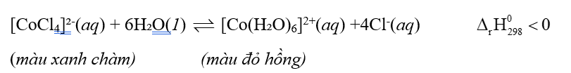 Cho cân bằng sau:[CoCl4]²-(aq) + 6H₂O(1)  [Co(H₂O)6]2+(aq) +4Cl-(aq) \({\Delta _r}H_{298}^0 < 0\)(màu xanh chàm) (màu đỏ hồng)Khi thêm dung dịch HCl, dung dịch sẽ có màu gì? (ảnh 1)