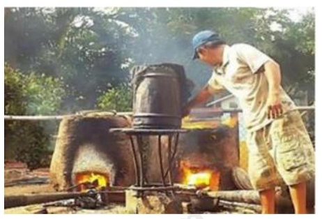 Ở một cơ sở đúc đồng tại xã Đại Bái, huyện Gia Bình, tỉnh Bắc Ninh, người ta tiến hành đúc một quả chuông bằng đồng nguyên chất có khối lượng 15 kg qua 6 bước sau đây: (ảnh 1)
