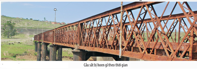 . Cầu sắt là vật thể nhân tạo. b. Cầu sắt là vật thể, sắt là chất (ảnh 1)