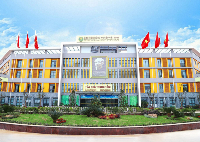 Sân cỏ nhân tạo của Học viện