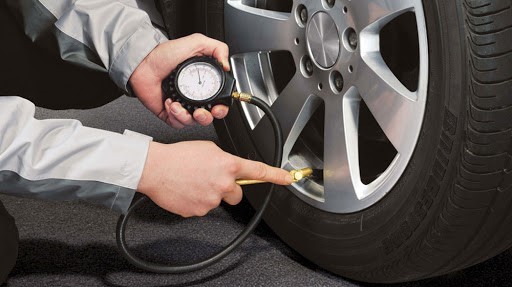 Tỉ số giữa thể tích khí sau khi đưa vào trong lốp và thể tích khí khi ở ngoài lốp là 0,3. (ảnh 1)