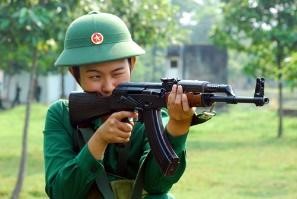 Sở dĩ khi bắn súng trường (quan sát hình ảnh) các chiến sĩ phải tì vai vào báng súng vì hiện tượng giật lùi của súng có thể gây chấn thương cho vai. Hiện tượng súng giật lùi trên trên liên quan đến  (ảnh 1)