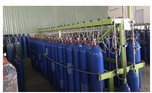 Một nhà máy điều chế khí oxygen và sau đó san sang các bình có dung tích 5000 lít (ảnh 1)