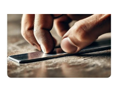 Người ta cọ xát nhiều lần một miếng sắt dẹt có khối lượng 100 g trên một tấm gỗ. Sau một thời gian  (ảnh 1)