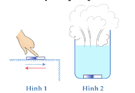 Hình vẽ bên thể hiện hai cách làm thay đổi nội năng của một vật đó là dùng tay cọ xát miếng đồng trên mặt bàn (hình 1) và cho nước sôi vào trong cốc có sẵn miếng đồng ở nhiệt độ phòng (hình 2). (ảnh 1)