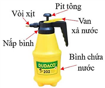 Một bình xịt tưới cây như hình bên. Sau khi rót nước vào bình, ta vặn nắp bình cho kín. Dùng tay kéo và đẩy pit tông lên xuống để nén không khí vào trong bình. (ảnh 1)