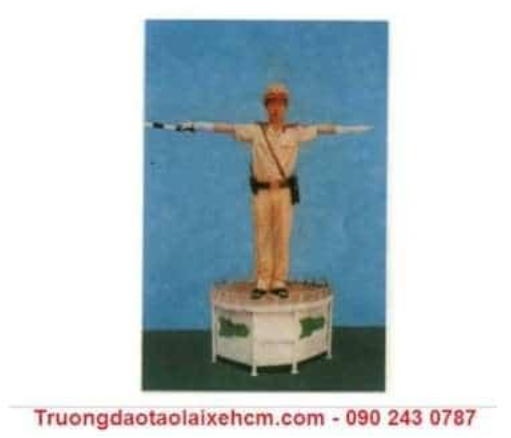 Khi gặp hiệu lệnh như dưới đây của cảnh sát giao thông thì người tham gia giao  (ảnh 1)