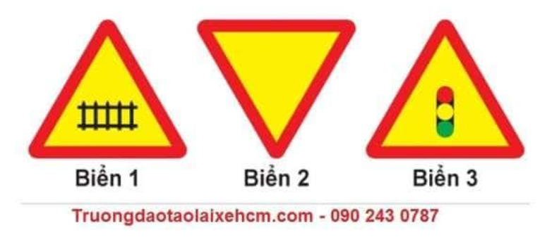 Biển nào báo hiệu “Giao nhau có tín hiệu đèn”?  A. Biển 1. B. Biển 2. C. Biển 3.   (ảnh 1)