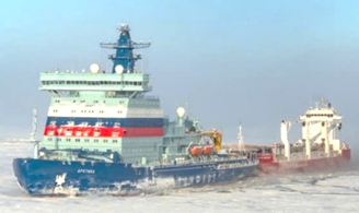 Arktika là tàu phá băng chạy bằng năng lượng hạt nhân của Nga. Với chiều dài 173 m, cao 15 m, tàu được trang bị hai lò phản ứng hạt nhân, mỗi lò có công suất 175 MW, giúp tàu phá lớp băng dày đến 3m. (ảnh 1)