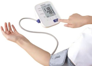 Máy đo huyết áp hoạt động dựa trên nguyên lý đo áp suất khí trong ống dẫn. (ảnh 1)