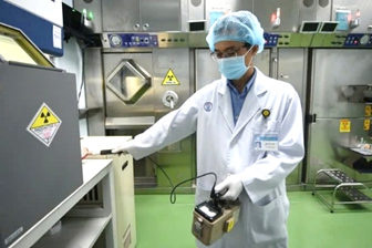 Hình bên là một kỹ sư đang dùng máy thu (ống Geiger–Muller) để xác định số lượng hạt \(\alpha\) được phát ra từ một nguồn phóng xạ X. (ảnh 1)