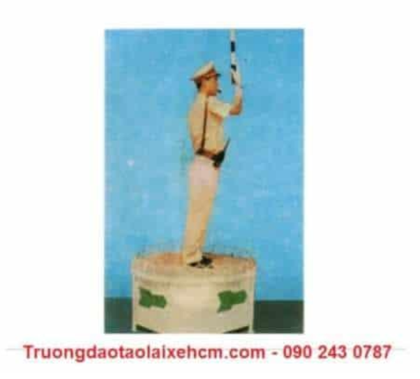 Khi gặp hiệu lệnh như dưới đây của cảnh sát giao thông thì người tham gia giao thông p  (ảnh 1)