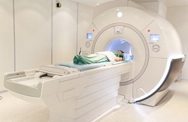 Chụp cộng hưởng từ hay còn gọi là chụp MRI (Magnetic Resonance Imaging) như hình bên là phương pháp sử dụng ………, sóng vô tuyến và máy tính để phác họa hình ảnh chi tiết bên trong cơ thể con người. Cụm từ thích hợp điền vào dấu ……… ở trên là (ảnh 1)