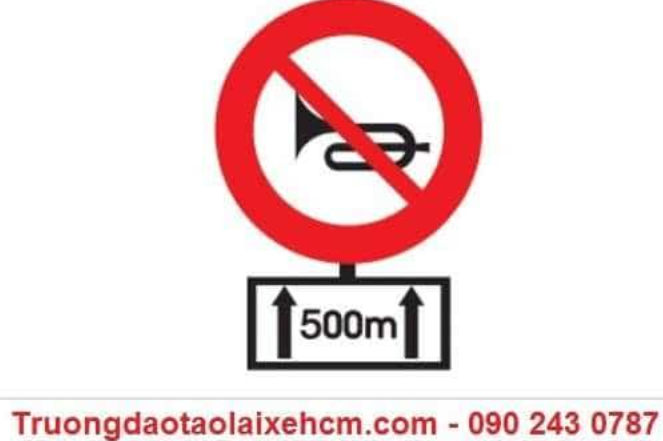 Chiều dài đoạn đường 500 m từ nơi đặt biển này, người lái xe có được phép bấm còi khô  (ảnh 1)