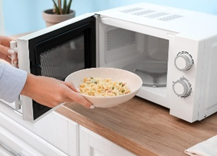 Sóng điện từ được ứng dụng rộng rãi trong nhiều lĩnh vực của đời sống hiện đại. Trong các ứng dụng sau đây, ứng dụng nào không sử dụng sóng điện từ? (ảnh 2)
