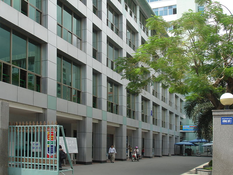 Tập tin:Trước cổng trường Đại học Công nghiệp Tp. Hồ Chí Minh (2011).jpg