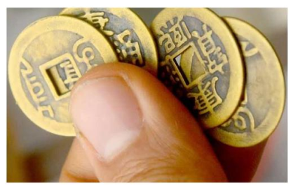 Một túi chứa ba đồng xu công bằng (fair coin - tức đồng xu có đủ hai mặt sấp ngửa) và một đồng xu có hai mặt ngửa (double-heađe coin). Một đồng xu được chọn ngẫu nhiên từ túi và được gieo để xem mặt hiện ra là ngửa hay sấp. (ảnh 1)
