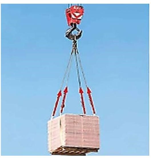 Người ta vận chuyền một thùng hàng có dạng hình hộp chữ nhật bằng tách móc 4 dây cáp vào 4 góc trên của thùng hàng và đầu còn lại móc vào cần cầu như hình vẽ.  (ảnh 1)