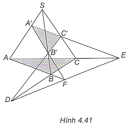 Ba điểm \(D,E,F\) cùng thuộc giao tuyến của hai mặt phẳng \((ABC)\) và \(\left( {{A^\prime }{B^\prime }{C^\prime }} \right)\) nên ba điểm đó thẳng hàng (H.4.41).   (ảnh 1)