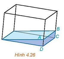 Một bể kính chứa nước có đáy là hình chữ nhật được đặt nghiêng như Hình 4.26.    Giải thích tại sao đường mép nước AB song song với cạnh CD của bể nước. (ảnh 1)
