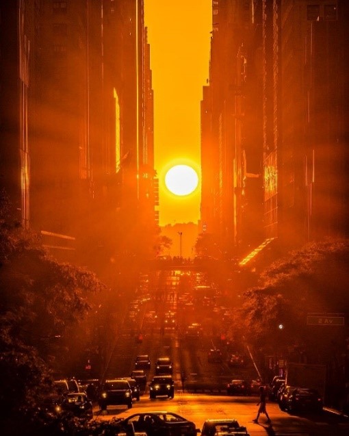 Manhattanhenge (Hình 1) là một sự kiện diễn ra khi Mặt Trời mọc hoặc khi Mặt Trời lặn nằm thẳng hàng với các tuyến phố Đông - Tây thuộc mạng lưới đường phố chính tại quận Manhattan của thành phố New York. (ảnh 1)