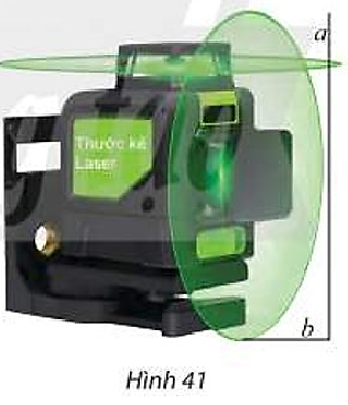 Thước laser phát ra tia laser, khi tia này quay sẽ tạo ra mặt phẳng ánh sáng (Hình 41).    Giải thích tại sao các thước kẻ laser lại giúp người thợ xây dựng kẻ được  đường thẳng trên tường hoặc sàn nhà. (ảnh 1)