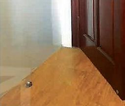 Để tránh cho cửa ra vào không bị va đập vào các đồ dùng xung quanh (do mở cửa quá mạnh hoặc do gió to dập cửa), người ta thường sử dụng một phụ kiện là hít cửa nam châm.  (ảnh 1)