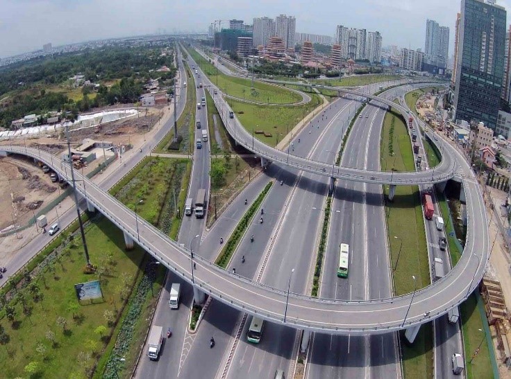 Tại một nút giao thông có \[2\] con đường khác mức. Trên thiết kế, trong không gian Oxyz hai con đường đó thuộc hai đường thẳng \({d_1}:\fra (ảnh 1)