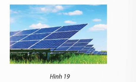 Trên một cánh đồng điện năng lượng mặt trời, người ta đã thiết lập sẵn một hệ tọa độ Oxyz. (ảnh 1)