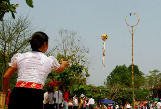 Ném còn là một trò chơi dân gian Việt Nam phổ biến trong các dịp lễ hội đầu năm của các dân tộc Tày, Thái, Mường, chủ yếu ở vùng Tây Bắc. (ảnh 1)