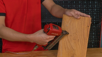 Trong các xưởng nội thất, người thợ thường sử dụng súng bắn đinh dùng khí nén để cố định các thanh gỗ trong quá trình chế tác, thi công. (ảnh 1)