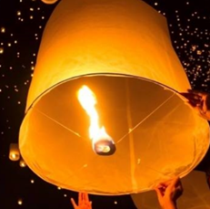 Đèn trời hay thiên đăng là loại đèn làm bằng giấy, dùng để thả cho bay lên trời sau khi đốt nến như hình bên. (ảnh 1)
