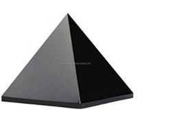 Một kim tử tháp pha lê đen có dạng hình chóp tứ giác đều biết, độ dài cạnh đáy là 8,5 cm chiều cao là 9,5 cm. Tính thể tích của kim tự tháp  (ảnh 1)